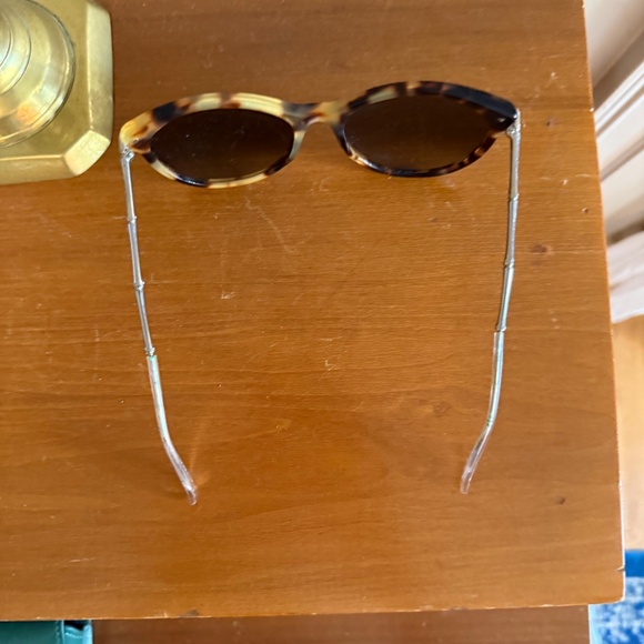 Tortoise Shell Gucci Sunglasses with Bamboo shaped earpieces - Picture 3 of 8